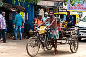 Street life around the Sri Meenakshi-Sundareshwarar Temple of Madurai. Tamil Nadu.  